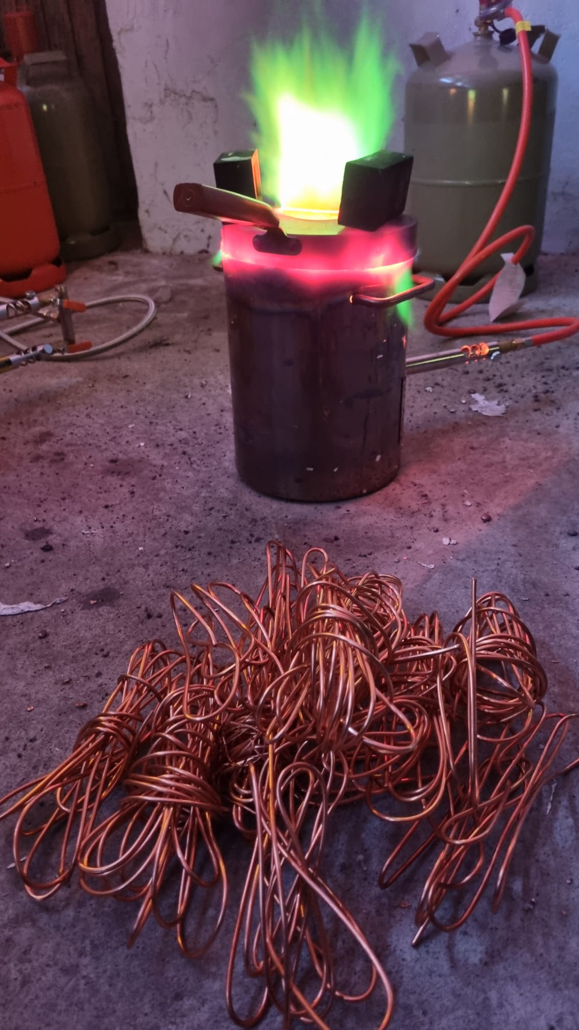 Material wird für den Gussprozess vorbereitet